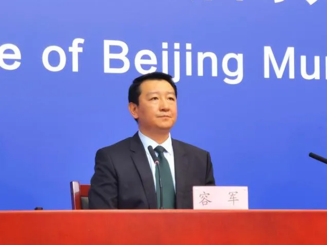 北京市交通委副主任、新聞發(fā)言人容軍在發(fā)布會上通報(bào)最新情況（央廣網(wǎng)記者 林夢希 攝）